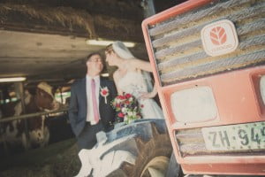 Brautpaar Fotos auf Bauernhof