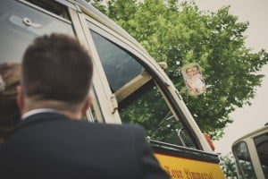 Brautpaar vor Postauto