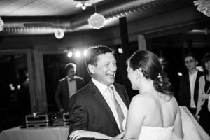 Braut tanzt mit Vater bei Hochzeit