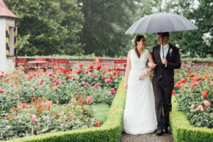 Foto Hochzeit Regenschirm Schloss Heidegg