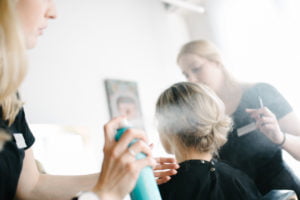 Braut wird für Hochzeit vorbereitet