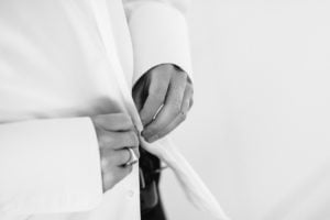 Getting Ready Bräutigam bei Hochzeit