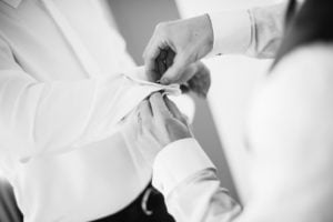 Getting Ready Bräutigam bei Hochzeit