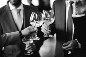 Männerrunde vor Hochzeit