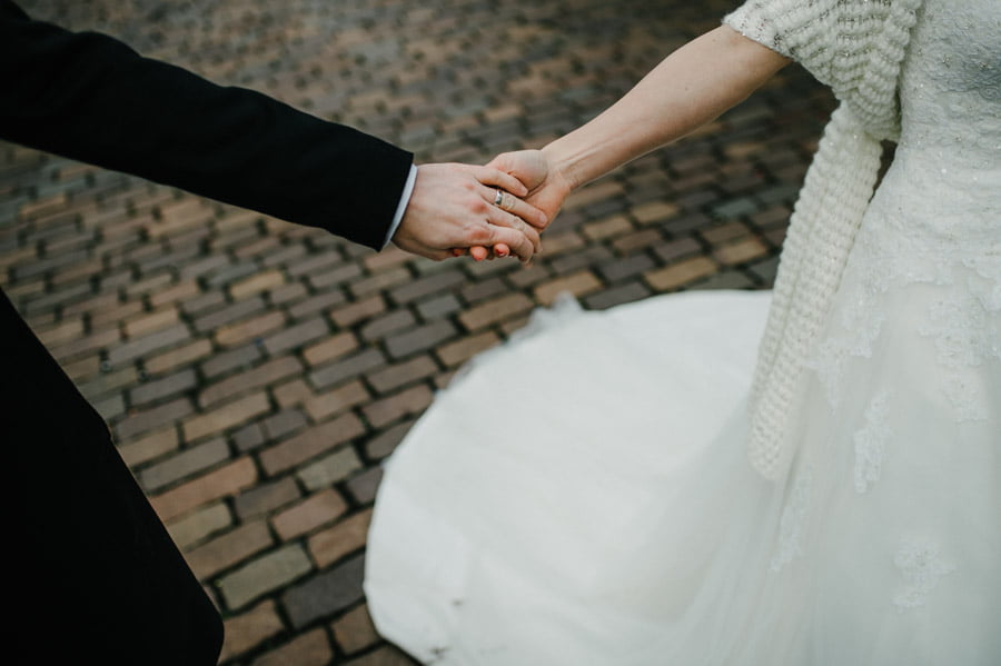 Braut und Bräutigam hand in hand
