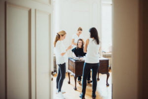 Braut wird für Hochzeit vorbereitet