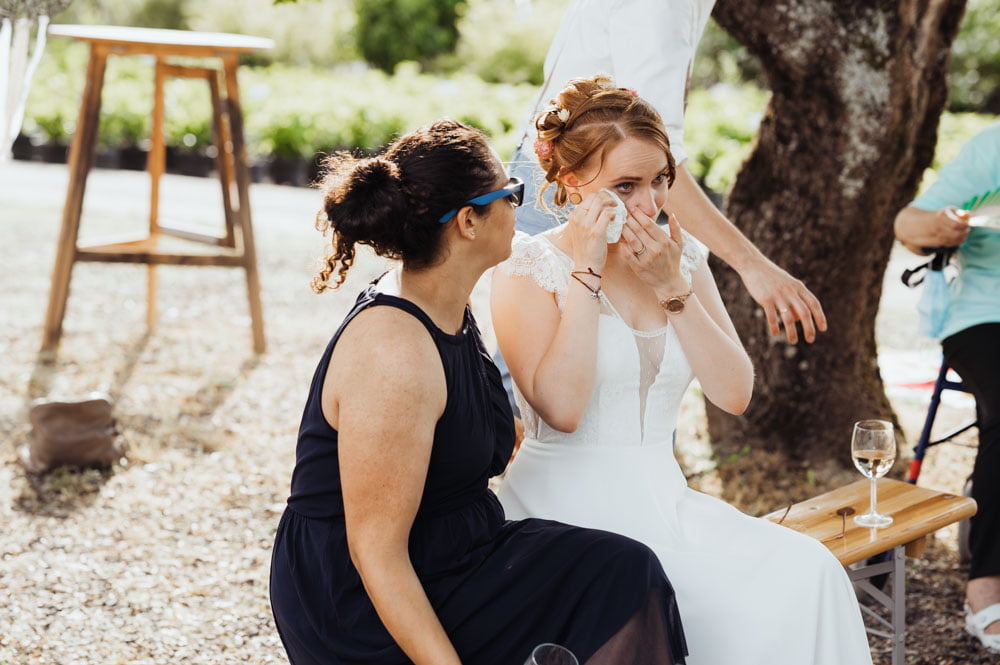 Emotionale Braut bei Hochzeit