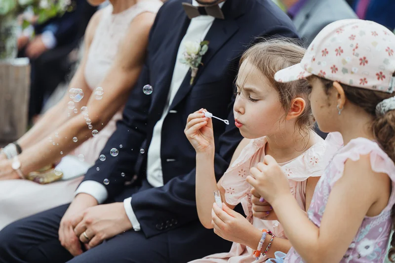 Blumenmädchen Hochzeit Zürich Kind bei Hochzeit mit Seifenblasen